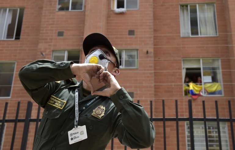 Policías de Colombia bailan zumba para entretener a las personas durante la cuarentena 41