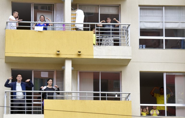 Policías de Colombia bailan zumba para entretener a las personas durante la cuarentena 44