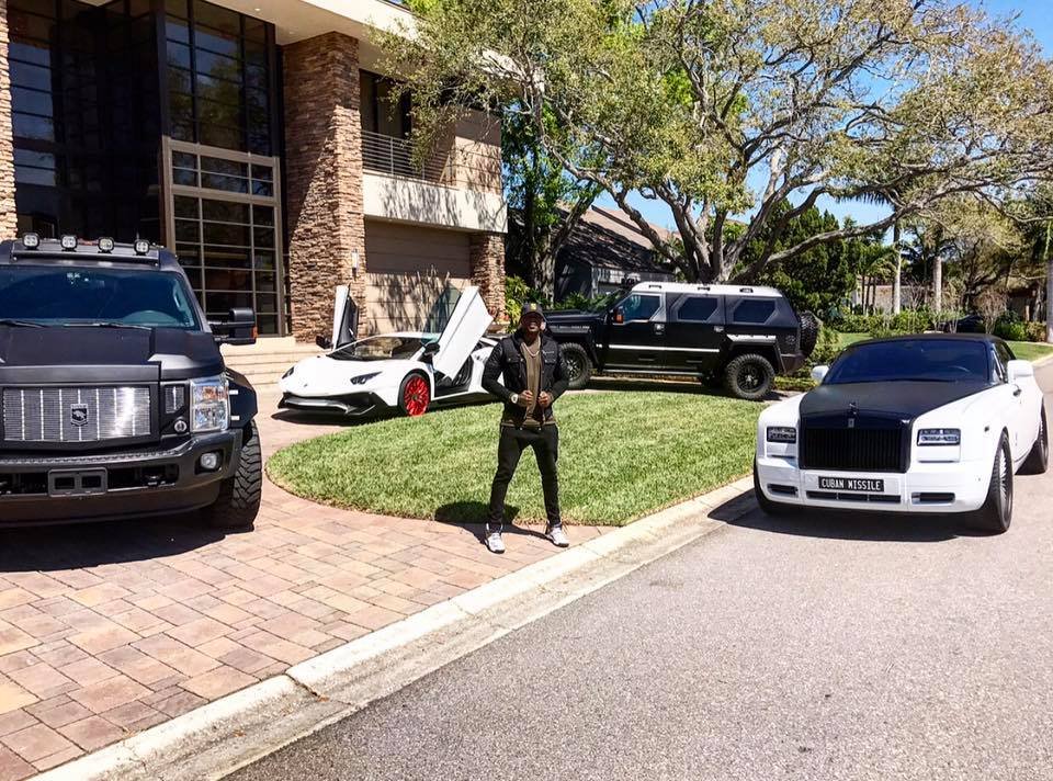 El pelotero cubano Aroldis Chapman adquiere un impresionante vehículo: Jeep 6x6 1