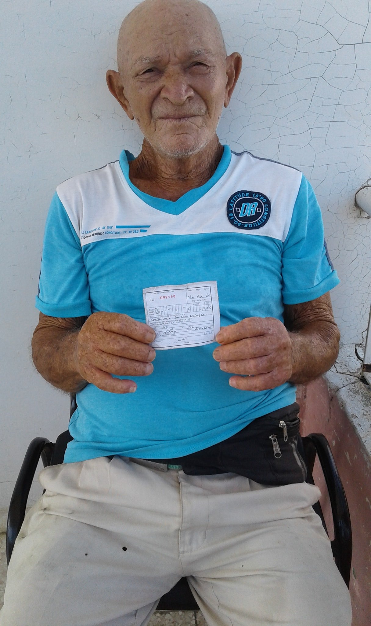 Multan a un anciano en La Habana por pegar carteles contra el gobierno 9