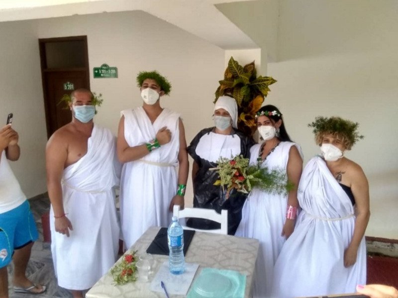 Médicos cubanos se casan en un centro de aislamiento en Matanzas 12