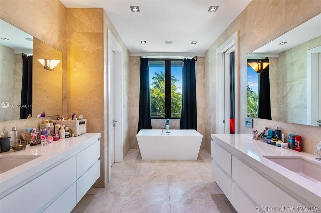 Nicky Jam pone a la venta su lujosa mansión en Miami Beach 11