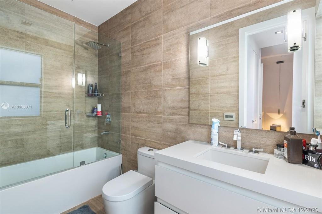 Nicky Jam pone a la venta su lujosa mansión en Miami Beach 13