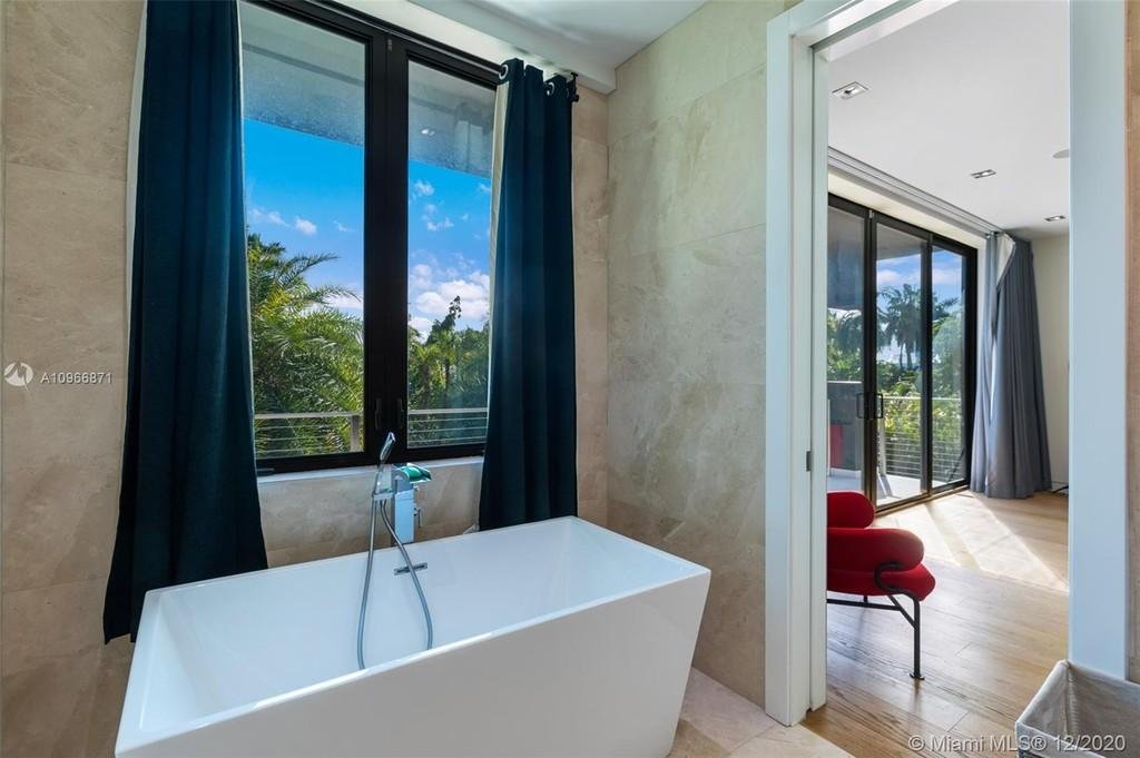 Nicky Jam pone a la venta su lujosa mansión en Miami Beach 12