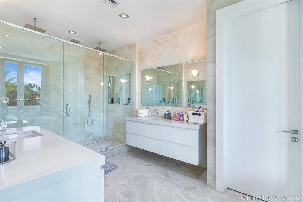 Nicky Jam pone a la venta su lujosa mansión en Miami Beach 15