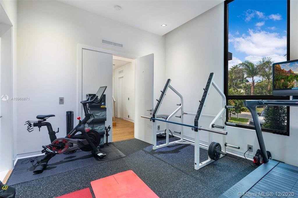 Nicky Jam pone a la venta su lujosa mansión en Miami Beach 10