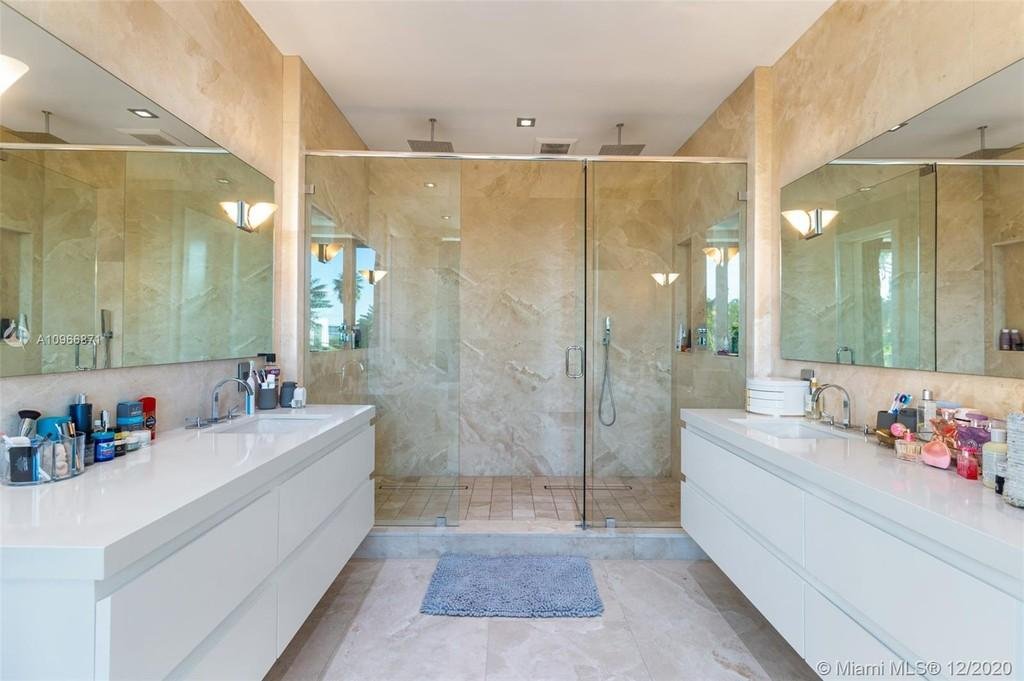 Nicky Jam pone a la venta su lujosa mansión en Miami Beach 14