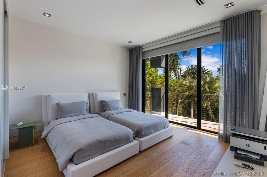 Nicky Jam pone a la venta su lujosa mansión en Miami Beach 20