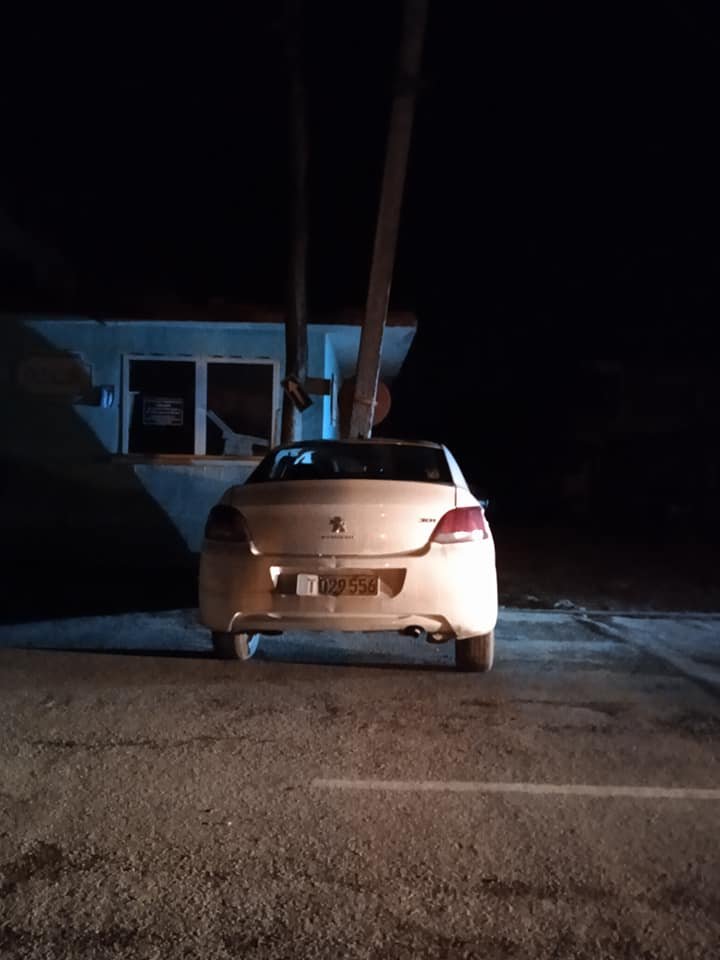 Auto se impacta contra un poste en Guantánamo 10