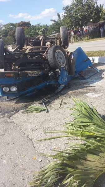 Se vuelca un auto en una carretera de Santa Clara 24