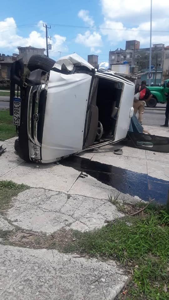 Camioneta se vuelca en Vía Blanca 59
