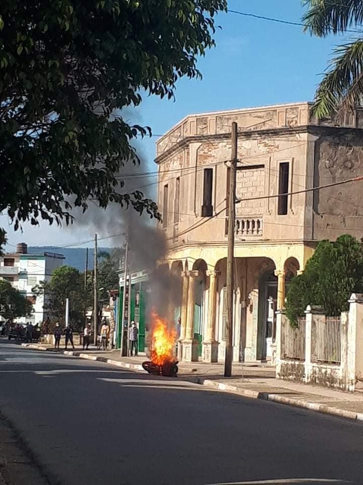 Se incendia moto eléctrica en plena calle en Mayarí 46