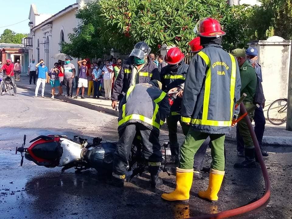 Se incendia moto eléctrica en plena calle en Mayarí 49
