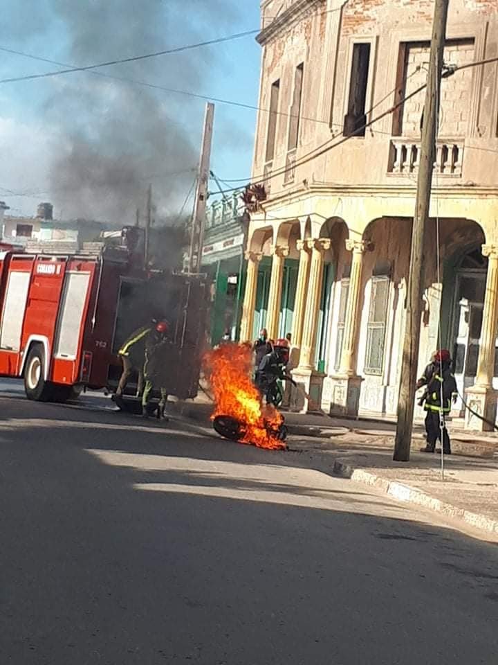 Se incendia moto eléctrica en plena calle en Mayarí 47