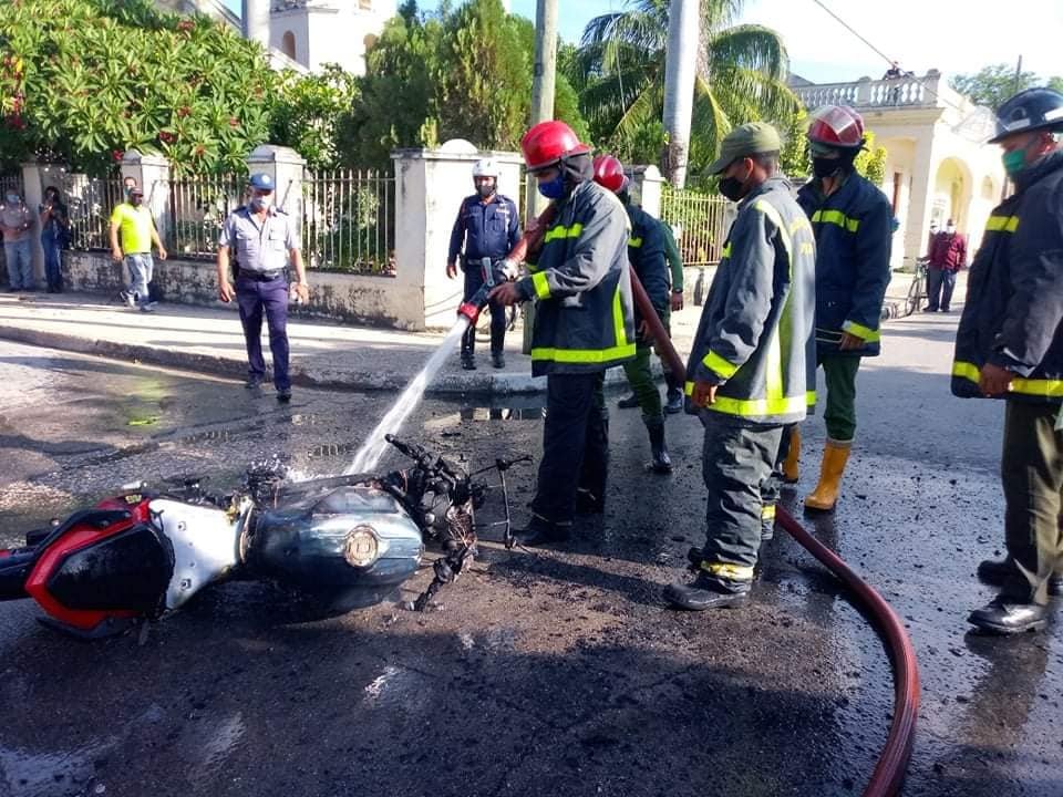 Se incendia moto eléctrica en plena calle en Mayarí 48