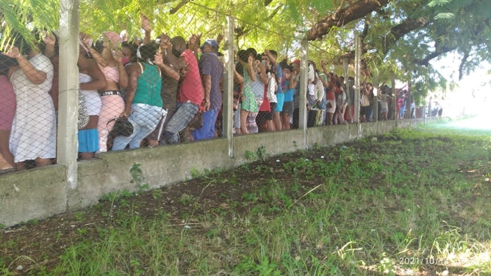 Habaneros hacen largas colas para comprar cigarros 3