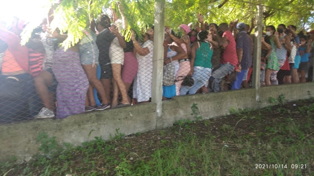 Habaneros hacen largas colas para comprar cigarros 4