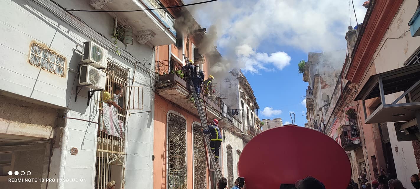 Bomberos sofocan incendio en Centro Habana 8
