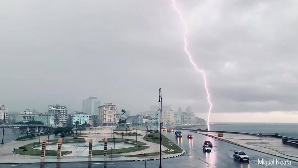 Captan momento del impacto de un rayo en el Parque Maceo de La Habana 31