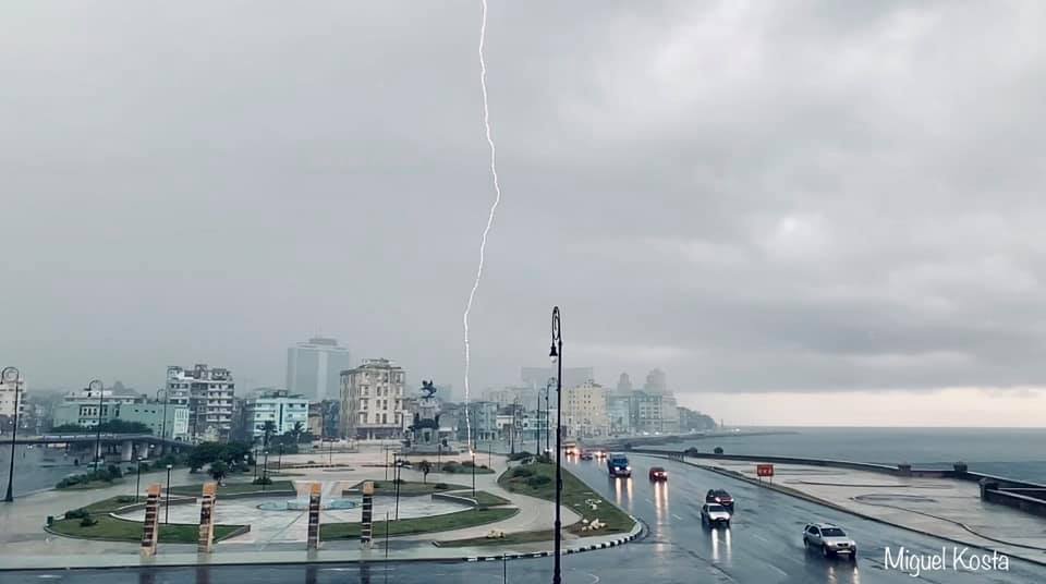 Captan momento del impacto de un rayo en el Parque Maceo de La Habana 29
