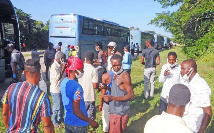 Migrantes haitianos varados en Cuba son devueltos a su país 12