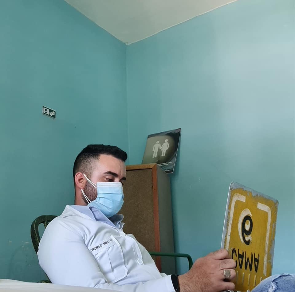 Doctor cubano Manuel Guerra se despide de sus compañeros tras ser expulsado 9