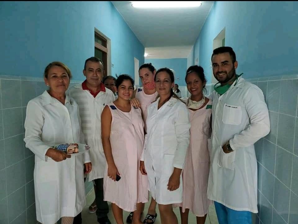 Doctor cubano Manuel Guerra se despide de sus compañeros tras ser expulsado 11