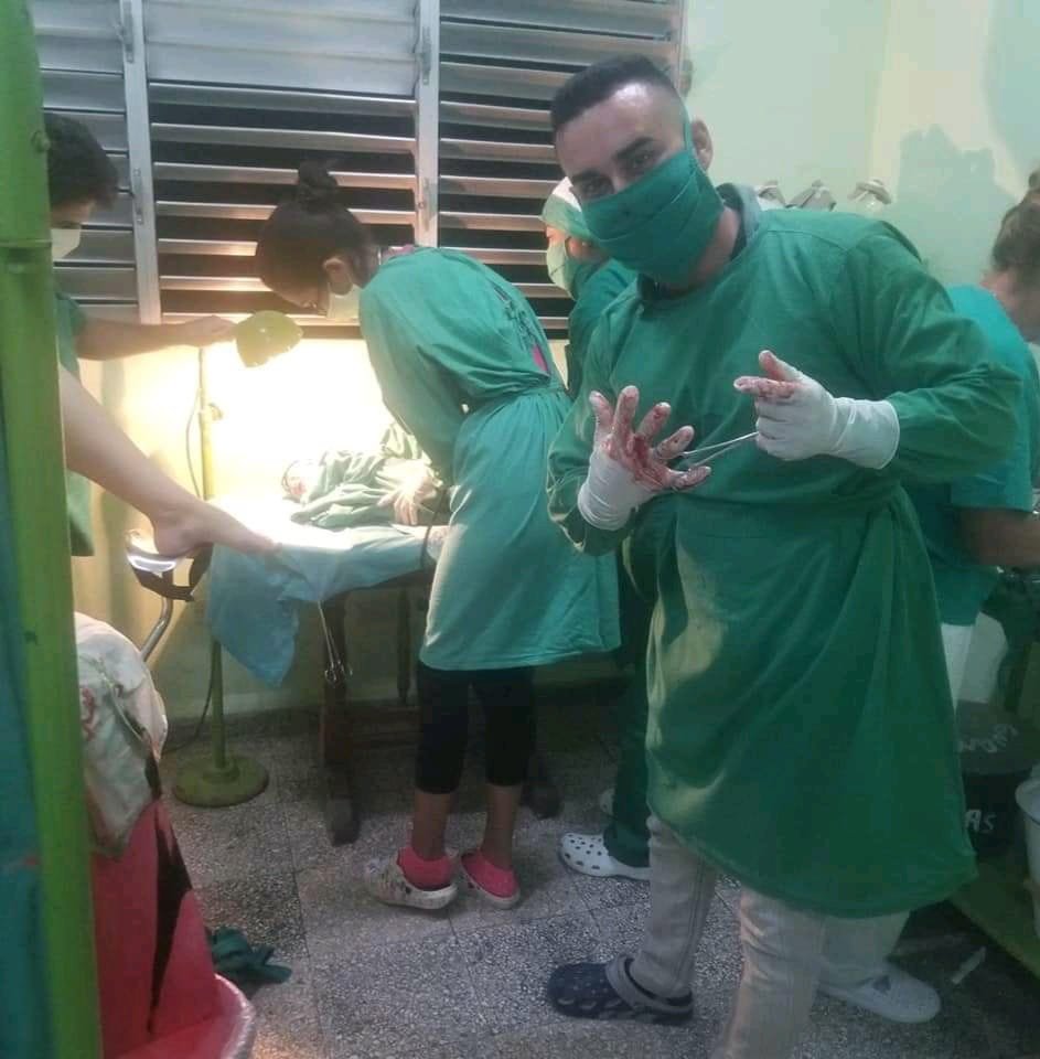 Doctor cubano Manuel Guerra se despide de sus compañeros tras ser expulsado 10