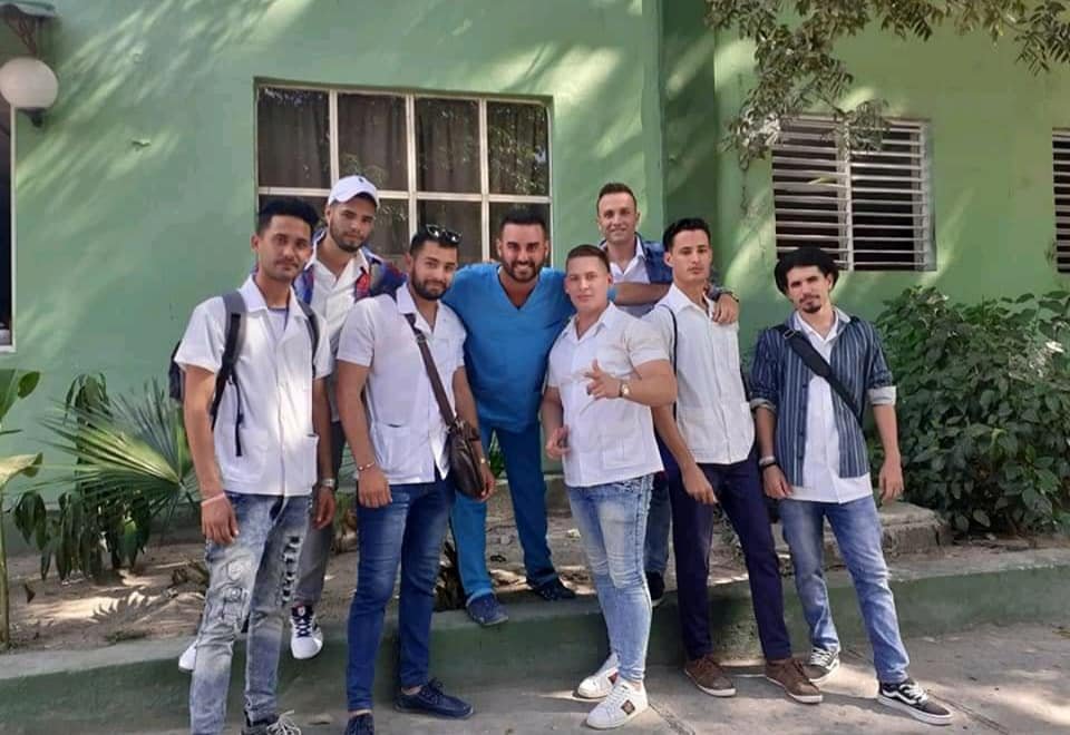 Doctor cubano Manuel Guerra se despide de sus compañeros tras ser expulsado 12