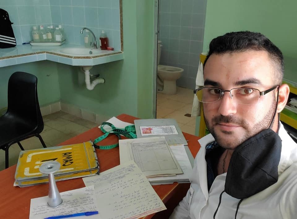 Doctor cubano Manuel Guerra se despide de sus compañeros tras ser expulsado 15