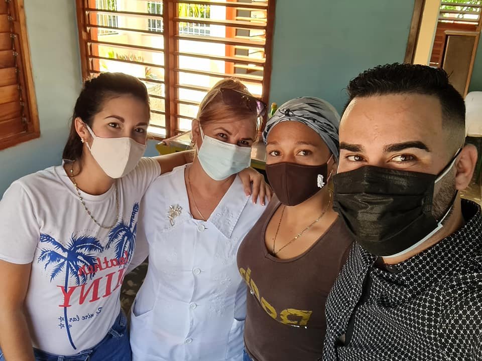 Doctor cubano Manuel Guerra se despide de sus compañeros tras ser expulsado 16