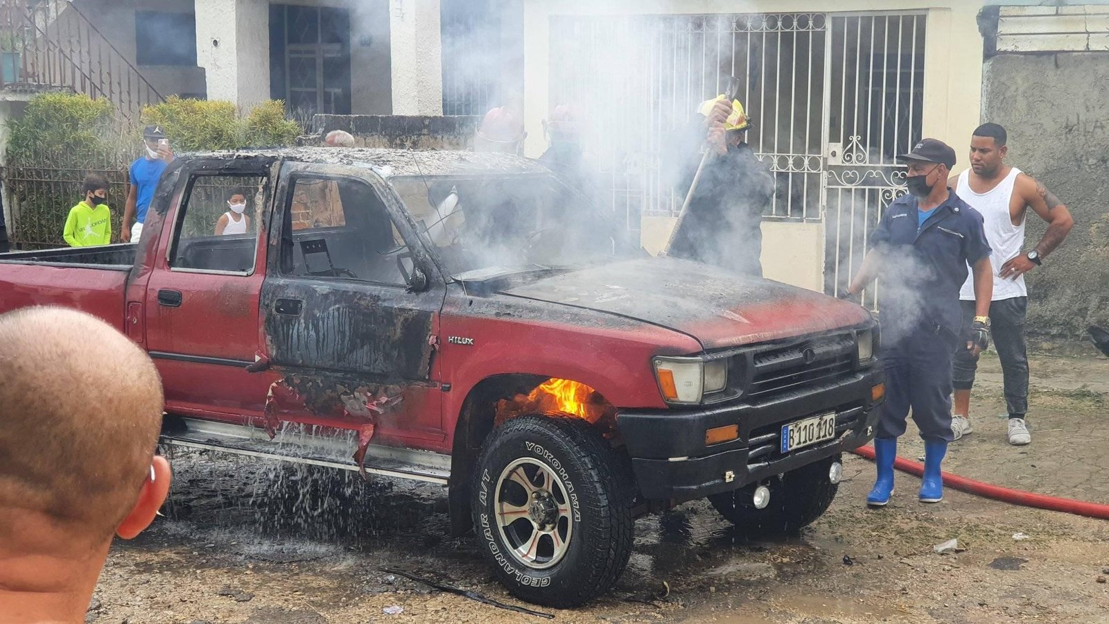 Se incendia una camioneta en La Habana 55