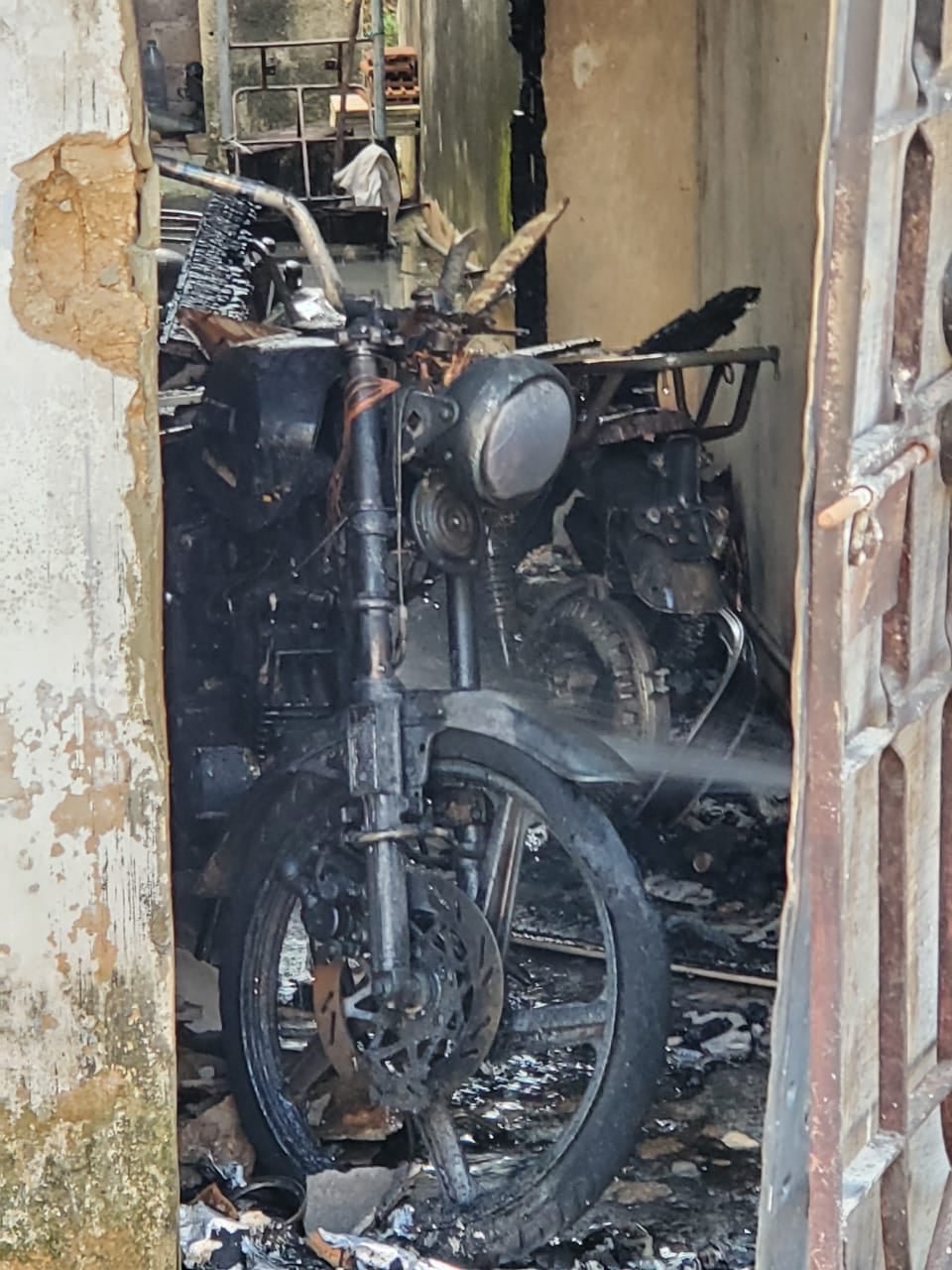 Reportan incendio en Matanzas tras la explosión de una moto eléctrica 34