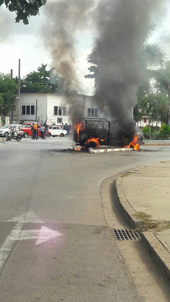 Se incendia un auto en La Habana 21