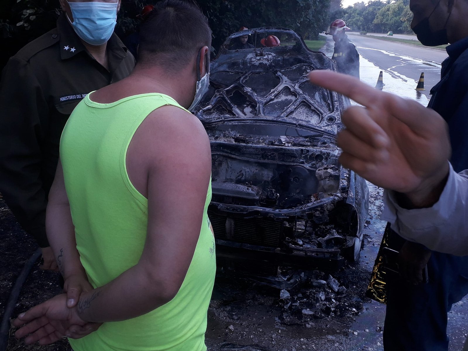 Auto arde en llamas en plena autopista 40