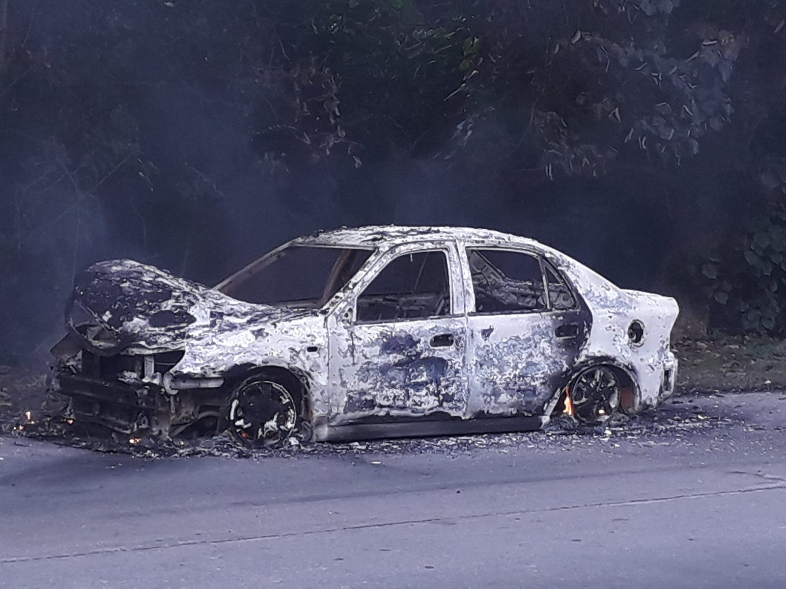 Auto arde en llamas en plena autopista 39