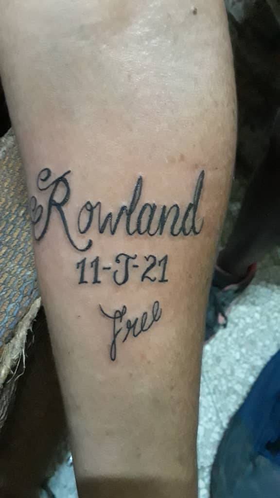 Madre de joven detenido se tatúa 11J junto al nombre de su hijo 2