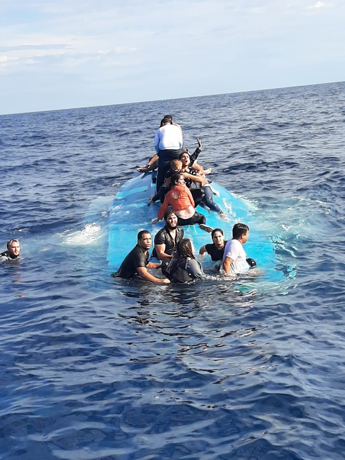 Rescatan a 31 migrantes tras naufragio cerca de Florida 3