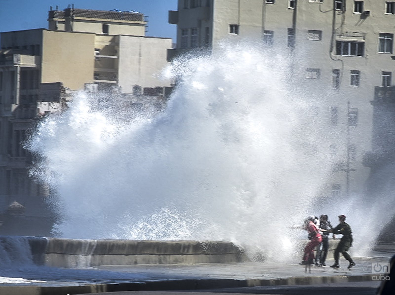 Rescatan a un hombre en el Malecón habanero 8