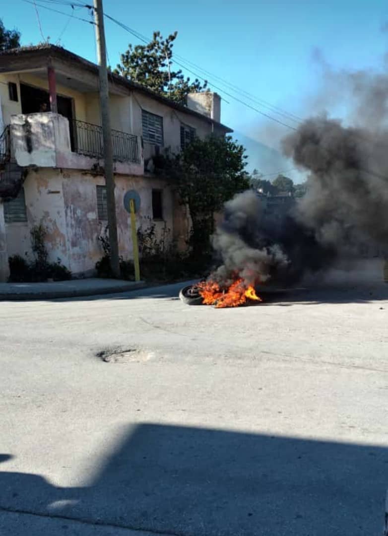 Moto eléctrica arde en llamas en Manzanillo 53