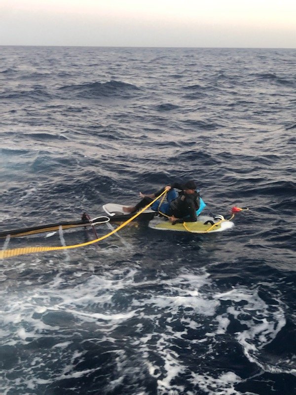 Guardia Costera de EE.UU publica imágenes del cubano que rescataron en una tabla de windsurf 6