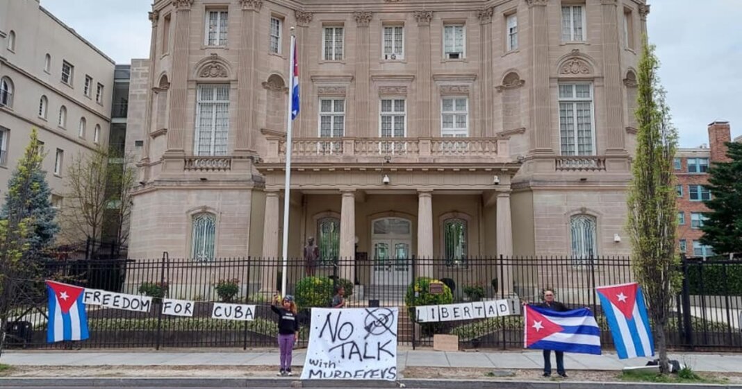 Cubanos Protestan Frente A La Embajada De Cuba En Washington