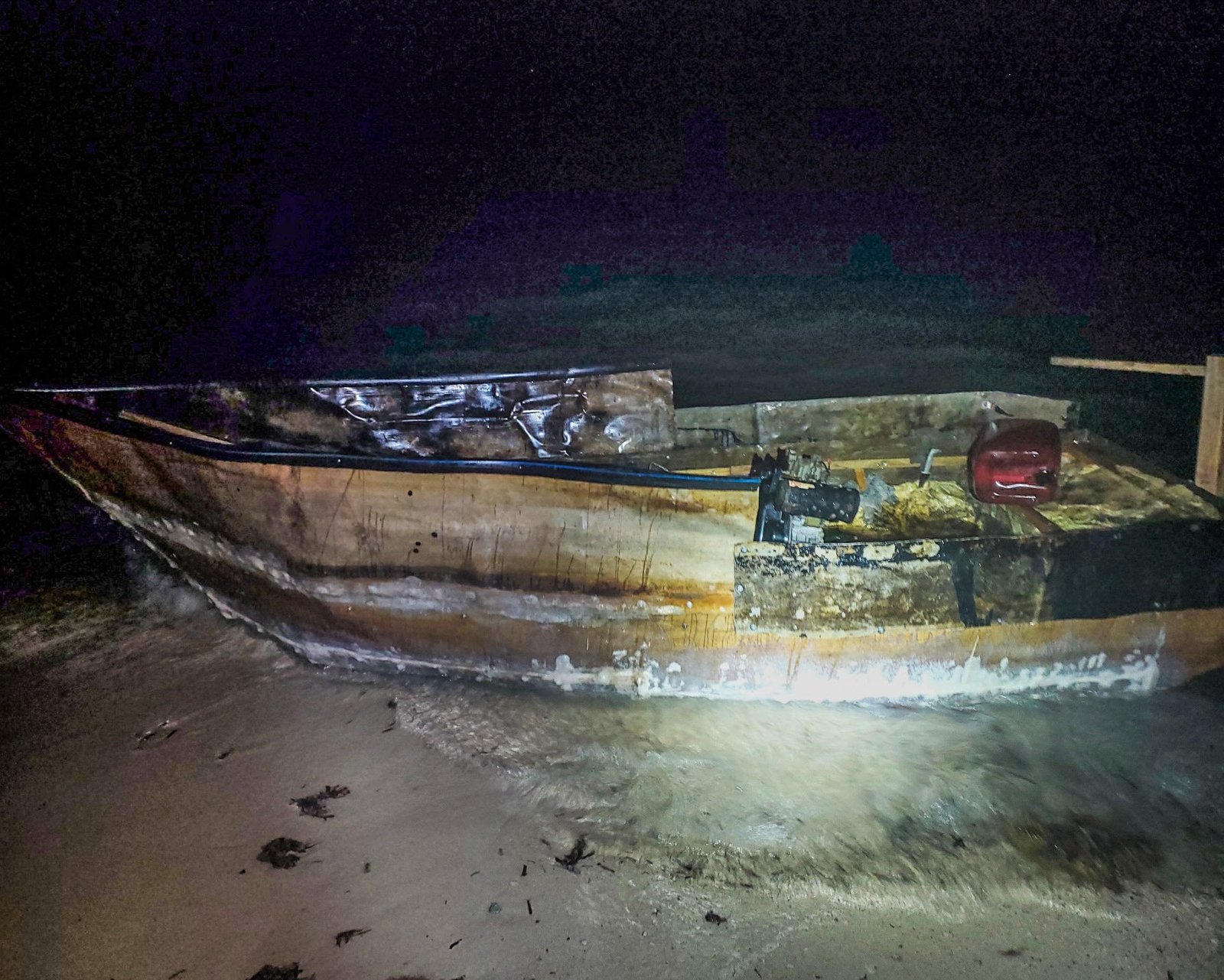 Detienen a 8 balseros cubanos tras tocar tierra en Cayos de la Florida 4