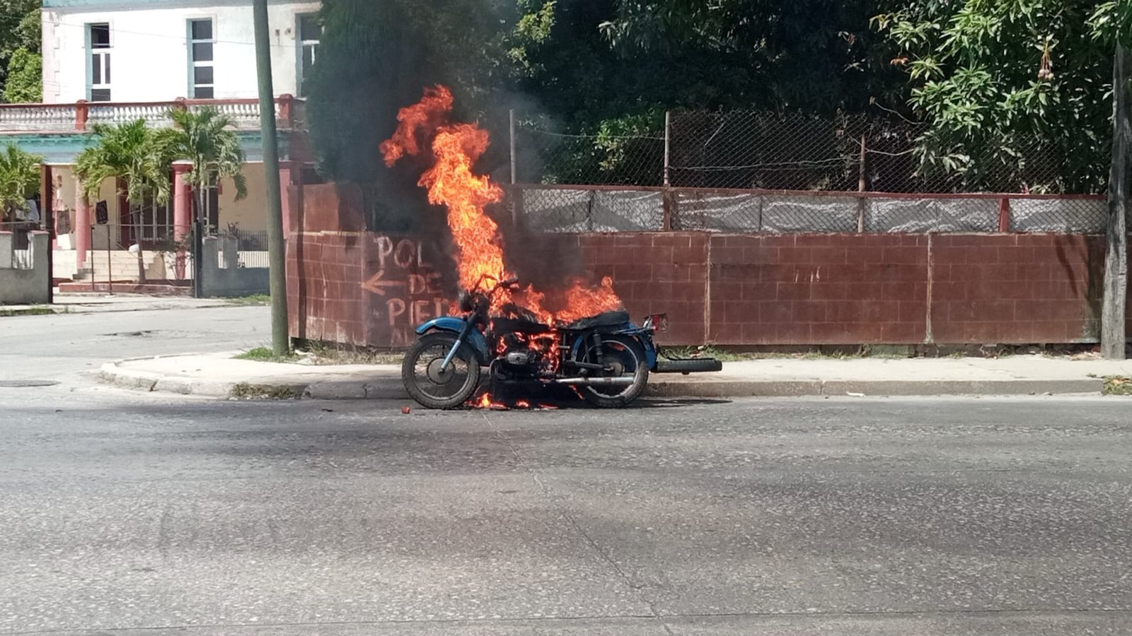Moto se incendia en la Calzada de Luyanó 43