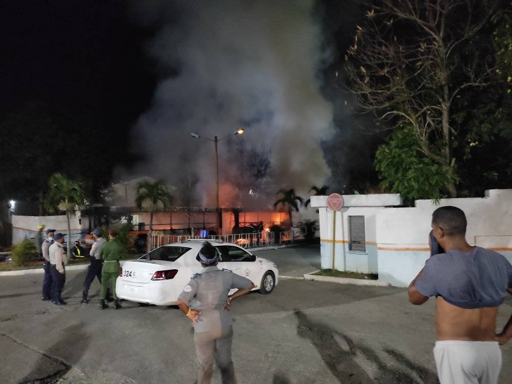 Ómnibus se incendia en paradero de La Habana 39