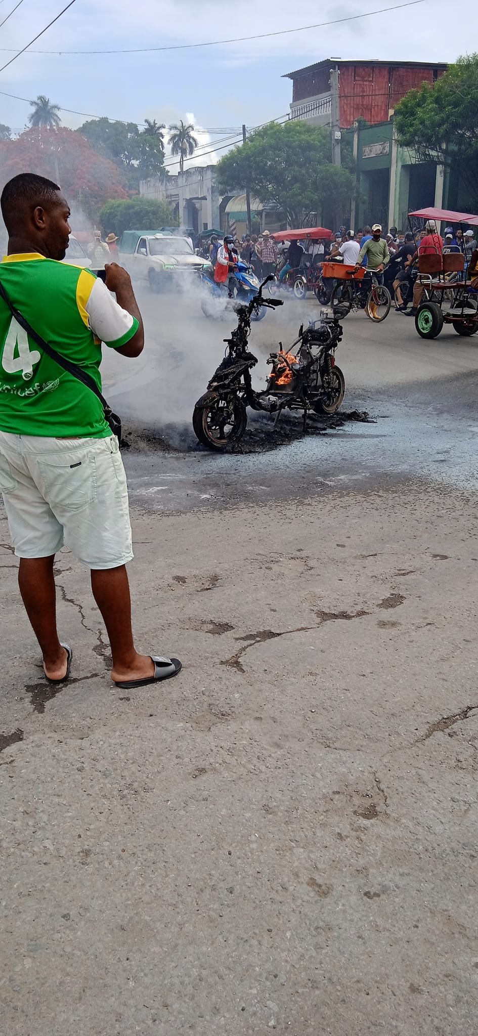 Moto eléctrica se incendia en plena calle en Pinar del Río 10