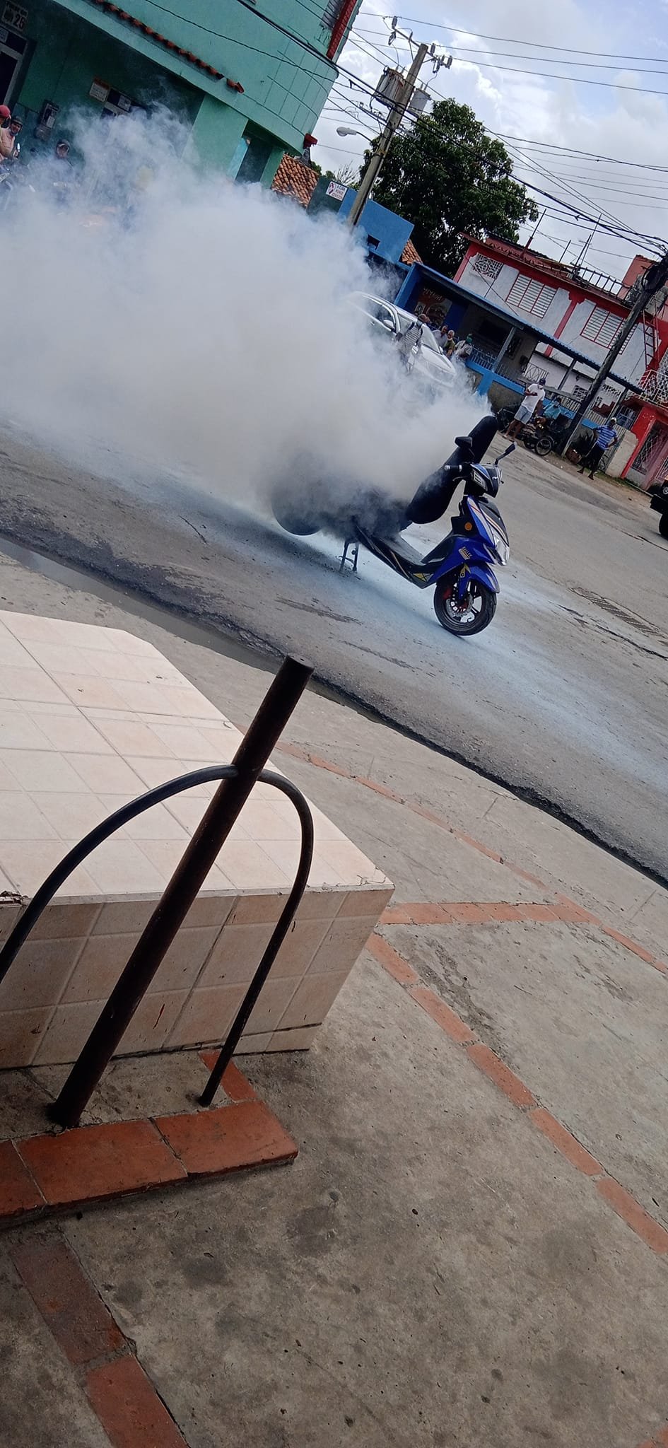 Moto eléctrica se incendia en plena calle en Pinar del Río 8