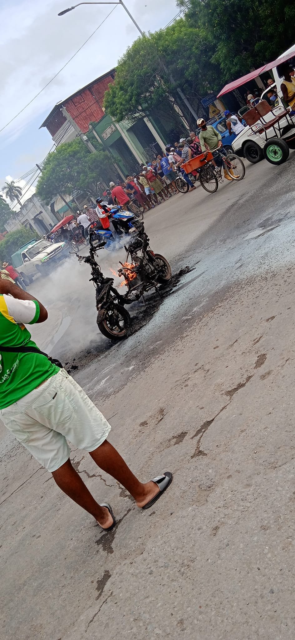 Moto eléctrica se incendia en plena calle en Pinar del Río 11