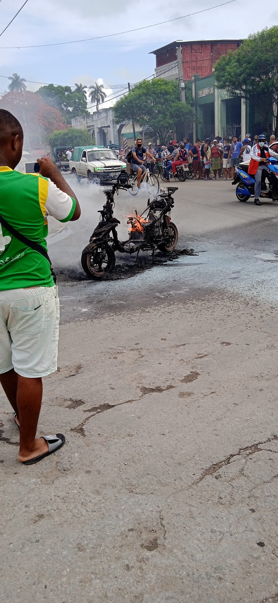 Moto eléctrica se incendia en plena calle en Pinar del Río 12