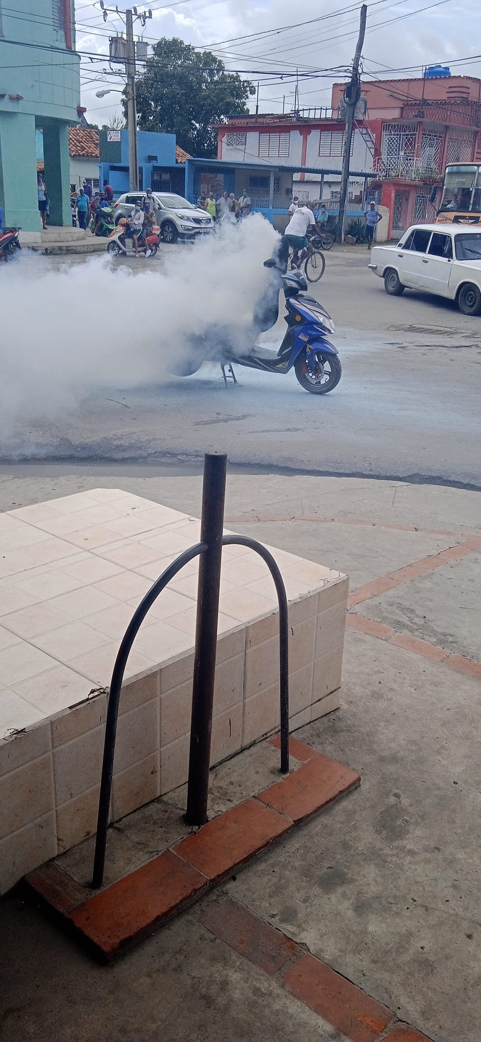 Moto eléctrica se incendia en plena calle en Pinar del Río 9